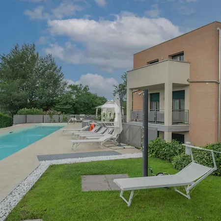 Modern Apartment With Shared Swimming Pool Appartamento