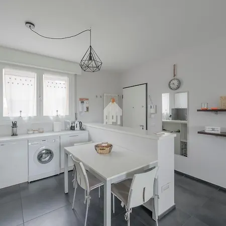 Modern Apartment With Shared Swimming Pool * Desenzano del Garda