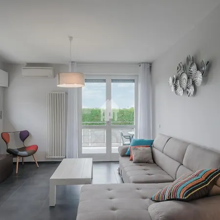 Modern Apartment With Shared Swimming Pool Appartamento